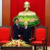 Thủ tướng Nhật Shinzo Abe chào xã giao Tổng Bí thư Nguyễn Phú Trọng. (Ảnh: Lê Minh Sơn/Vietnam+)