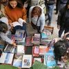 Hàng ngàn cuốn sách được bán với giá chỉ 39 ngàn đồng/kg. (Ảnh: Minh Sơn/Vietnam+)