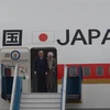 Nhật Hoàng Akihito và Hoàng hậu đã đặt chân xuống sân bay Nội Bài. (Ảnh: PV/Vietnam+)