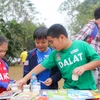 Sáng 5/3 tại khu đô thị Ecopark, một phiên chợ từ thiện do chính các em học sinh khối 5 trường BVIS tổ chức với nhiều gian hàng độc đáo và ngộ nghĩnh. (Ảnh: Minh Sơn/Vietnam+)