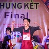 Niềm vui sướng tột độ của chàng trai 20 tuổi Huỳnh Đặng Minh Đức khi anh giành được ngôi vị Đệ nhất pha chế càphê Việt Nam năm 2017. (Ảnh: Minh Sơn/Vietnam+)