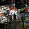 Cảnh vắng vẻ đìu hiu ở chợ Ngã tư Sở. (Ảnh: Minh Sơn/Vietnam+)