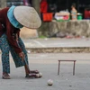 Cứ mỗi chiều mặc mưa nắng, các cụ già lứa tuổi từ 60 đến 87 ở làng Xuân Bách (xã Quang Tiến, Sóc Sơn, Hà Nội) lại tổ chức thi đấu bóng cửa. (Ảnh: Minh Sơn/Vietnam+)