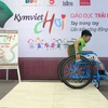 Các bạn nhỏ tại Hà Nội đã có một trải nghiệm đáng nhớ khi đóng vai người khuyết tật ngồi xe lăn để cảm nhận được những khó khăn của họ trong cuộc sống. (Ảnh: Minh Sơn/Vietnam+)