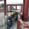Hơn một tuần nay, người dân Thủ đô lưu thông đến ngã tư Nhổn - Cầu Diễn đều cảm thấy lạ lùng khi xe máy được bố trí qua một lối đi riêng bằng đường hầm. (Ảnh: PV/Vietnam+)
