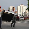 Cựu học sinh các trường Trung học phổ thông trên toàn Hà Nội đã cùng chung tay dọn dẹp rác thải nhân 'Tháng hành động vì môi trường'. (Ảnh: PV/Vietnam+)