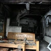 Ngôi nhà bên trong bị cháy đen, tất cả 4 người trong gia đình đã tử vong do ngạt khói. (Ảnh: PV/Vietnam+)