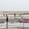Do ảnh hưởng của cơn bão số 2, nhiều khu vực ven biển đã ra lệnh cấm tắm thế nhưng, chiều 16/7 tại bãi biển Cồn Vành (Thái Bình), vẫn rất đông người dân đổ xô đi bơi lội. (Ảnh: Minh Sơn/Vietnam+)