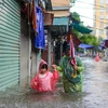 Do ảnh hưởng của bão số 2, trận mưa rào sáng 17/7 biến một số tuyến đường ở các quận Nam Từ Liêm, Thanh Xuân, Cầu Giấy ngập sâu trong nước. (Ảnh: Minh Sơn/Vietnam+)