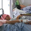 Số bệnh nhân đến viện điều trị sốt xuất huyết tăng gấp 6 lần so với cùng kỳ năm 2016, hàng trăm trường hợp nặng phải nhập viện điều trị nội trú khiến các bệnh viện trên địa bàn Hà Nội đều trong tình trạng quá tải. (Ảnh: Minh Sơn/Vietnam+)