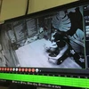 Hình ảnh qua camera cho thấy, 2 nạn nhân bị mắc kẹt khá lâu trong thang máy. (Ảnh: PV/Vietnam+) 
