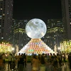 Nhiều người dân Thủ đô sẽ cảm thấy bất ngờ khi một mặt trăng khổng lồ chợt 'mọc' lên ngay giữa quảng trường Royal City vào tối 21/9 vừa qua. (Ảnh: Minh Sơn/Vietnam+)