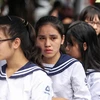 Nhiều học sinh trường Lương Thế Vinh đã bật khóc trong giờ phút tiễn đưa nhà giáo, hiệu trưởng Văn Như Cương về cõi vĩnh hằng. (Ảnh: Minh Sơn/Vietnam+) 