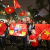 Ngay sau trận chung kết của U23 Việt Nam, hàng ngàn người hâm mộ vẫn nán lại khu vực hồ Gươm để ăn mừng. (Ảnh: Minh Sơn/Vietnam+)