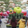 Nhiều du khách khi ghé thăm phiên chợ Tết tại khu đô thị Ecopark vào dịp cuối tuần không khỏi bất ngờ khi thấy một mâm ngũ quả khổng lồ nằm giữa lối đi. (Ảnh: Minh Sơn/Vietnam+)