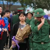 Những tân binh lên đường nhập ngũ mang theo nhiều tình cảm của người ở lại (Ảnh: Minh Sơn/Vietnam+) 