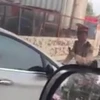 Nữ tài xế không dừng xe chấp hành hiệu lệnh mà tiếp tục nhấn ga lao vào chiến sỹ Cảnh sát giao thông. (Ảnh: Otofun)
