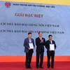 Chủ tịch nước Trần Đại Quang trao giải đặc biệt gian trưng bày ấn tượng, đặc sắc cho 2 đơn vị Đài truyền hình Việt Nam VTV và Đài tiếng nói Việt Nam VOV. (Ảnh: Minh Sơn/Vietnam+) 