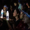 Đúng 20h30', toàn bộ đèn khu vực Quảng trường Cách mạng Tháng 8 đồng loạt tắt, thay vào đó là hàng trăm ánh đèn flash điện thoại của người dân để hưởng ứng Giờ Trái đất. (Ảnh: Minh Sơn/Vietnam+)