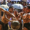 Chiều 26/5 tại làng Vân. (Bắc Giang) đã tổ chức lễ hội cầu bùn. Đây là một hoạt động văn hóa truyền thống hết sức độc đáo và ý nghĩa biểu hiện tinh thần đoàn kết, thượng võ. (Ảnh: Minh Sơn/Vietnam+) 
