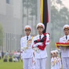 Khác với những ngày thường, trong ngày 6/10 sẽ không có nghi lễ hạ cờ vào buổi tối, lá quốc kỳ có dải băng tang sẽ được treo trong suốt 2 ngày 6/10 và 7/10, để tưởng nhớ Nguyên Tổng bí thư Đỗ Mười. (Ảnh: Minh Sơn/Vietnam+) 