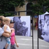 Rất nhiều du khách tỏ ra thích thú khi được thưởng thức một triển lãm ảnh đầy thú vị về chủ đề 'Sinh nở' được trưng bày trên phố đi bộ Hồ Gươm. (Ảnh: PV/Vietnam+) 