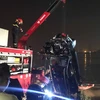[Video] Trục vớt xe ôtô lao ra khỏi cầu Chương Dương