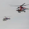 Chiều 16/11, hai dòng trực thăng Ansat và Mi-171A2 của Nga đã xuất hiện tại sân bay Gia Lâm để sẵn sàng cho màn trình diễn bay lượn đầy hoành tráng trên bầu trời Hà Nội. (Ảnh: Minh Sơn/Vietnam+)