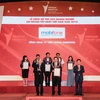 Ông Nguyễn Mạnh Hùng - Phó Tổng giám đốc MobiFone nhận chứng nhận danh hiệu từ Ban Tổ chức sự kiện. 