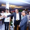 Lãnh đạo VNG giới thiệu công nghệ mới với Thứ trưởng Nguyễn Thành Hưng (phải). (Nguồn: CTV/Vietnam+)