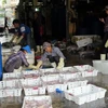 Gian hàng hải sản tại chợ Long Biên giảm lượng người và xe vận chuyển hàng hóa. (Ảnh: Nguyễn Văn Cảnh/TTXVN)