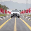 Ngày 6/3, tại Hải Phòng, chiếc xe VinFast Lux SA2.0 đầu tiên đã lăn bánh khỏi dây chuyền lắp ráp, đánh dấu thành công của chu trình sản xuất thử nghiệm dòng ôtô thương mại 'made in Vietnam'. (Ảnh: Tuấn Hải)