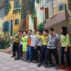 Các bạn học sinh trường Tiểu học Dịch Vọng B hồn nhiên vui đùa cùng những bức tranh tường độc đáo. (Ảnh: Quang Sỹ/Vietnam+)
