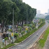 Làn đường dành cho xe đạp và người đi bộ ven đường Láng cạnh sông Tô Lịch đã chính thức được đưa vào sử dụng. Tuyến đường dài gần 4 km một đầu nối với đường Cầu Giấy, đầu kia nối Ngã Tư Sở (quận Đống Đa, Hà Nội). (Ảnh: PV/Vietnam+)