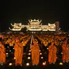 Tối 13/5 tại chùa Tam Chúc, nơi tổ chức Đại lễ Phật đản Liên hợp quốc đã diễn ra lễ hội hoa đăng, thắp nến cầu nguyện hoà bình thế giới với khoảng 5 vạn phật tử tham dự. (Ảnh: Minh Sơn/Vietnam+)