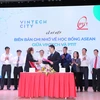 VinTech đã ký thỏa thuận cung cấp 6 suất học bổng toàn phần cho các sinh viên trường Học viện Công nghệ Bưu chính Viễn thông. (Ảnh: Minh Sơn/Vietnam+)