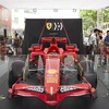 Chiếc xe đua màu đỏ huyền thoại F2007 của đội đua Ferrari gây bất ngờ cho hàng nghìn người hâm mộ F1 Việt Nam khi xuất hiện tại phố đi bộ Hồ Gươm. (Ảnh: PV/Vietnam+)
