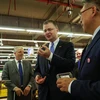 Đại sứ Daniel J. Kritenbrink tỏ ra thích thú khi thưởng thức những trái việt quất được nhập khẩu trực tiếp từ Mỹ. (Ảnh: PV/Vietnam+)
