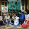 Công đoàn báo Điện tử VietnamPlus và Agribank trao những phần quà hết sức ý nghĩa đến gia đình cựu chiến binh Đỗ Văn Ty. (Ảnh: Minh Sơn/Vietnam+)