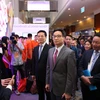 Phó Thủ tướng Chính phủ Vũ Đức Đam tham quan gian hàng của FPT tại Vietnam ICT Summit 2019. (Ảnh: Minh Sơn/Vietnam+)