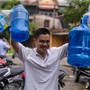 Ngay sau khi có thông tin chính thức về việc nguồn nước sông Đà bị ô nhiễm, một số nhà máy nước sạch đã mở cửa cung cấp nước sạch miễn phí cho người dân Thủ đô. (Ảnh: Minh Sơn/Vietnam+)