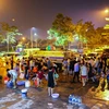 Ngay trong đêm 16 rạng sáng 17/10, hàng trăm hộ dân trong Khu đô thị Nam An Khánh (Hoài Đức, Hà Nội) đã mang theo xô, chậu tấp nập xếp hàng, chờ đến lượt nhận nước sạch về sinh hoạt. (Ảnh: Minh Sơn/Vietnam+)