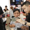 Những khách hàng đầu tiên sở hữu iPhone 11 chính hãng tại Việt Nam. (Ảnh: FPT Shop)