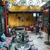 Ẩn sâu trong một ngõ nhỏ trên con phố Hàng Tre tấp nập, anh Nguyễn Văn Thơ, 35 tuổi, đã tạo ra một không gian sống động từ những đầu máy cày cũ, máy tuốt, bánh xe, bóng đèn đến những chai thủy tinh. (Ảnh: Vietnam+)