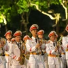 Tối 12/10, tại phố đi bộ Hồ Gươm, các nhạc công của đoàn Nghi lễ Công an nhân dân thuộc Bộ Tư lệnh Cảnh sát cơ động, Bộ Công an biểu diễn, diễu hành phục vụ người dân Thủ đô và du khách thập phương. (Ảnh: Vietnam+)