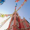 Trước đêm Giáng sinh, hàng loạt nhà thờ tại Thành phố Hồ Chí Minh đã trang trí vô cùng rực rỡ thu hút khách đến tham quan, chụp ảnh kỷ niệm. (Ảnh: PV/Vietnam+)