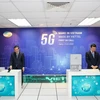 Bộ trưởng Nguyễn Mạnh Hùng và Bộ trưởng Chu Ngọc Anh đã thực hiện cuộc gọi video đầu tiên sử dụng đường truyền dẫn dữ liệu kết nối 5G. (Ảnh: Minh Sơn/Vietnam+)