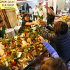 Sáng 30 Tết, người dân bắt đầu đổ về các chợ ở Hà Nội để mua sắm những mặt hàng tươi ngon phục vụ 3 ngày Tết. Chợ Hàng Bè (quận Hoàn Kiếm) là một trong những địa điểm ưa thích của người dân dịp cuối năm. (Ảnh: Minh Sơn/Vietnam+)