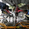 Dịp cận Tết Nguyên đán Canh Tý năm nay, các tiệm rửa xe máy, ôtô tại Hà Nội lúc nào cũng trong tình trạng quá tải. (Ảnh: Minh Sơn/Vietnam+)