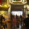 Sau thời khắc chuyển giao giữa năm cũ và năm mới, rất đông người dân Hà Nội đến chùa Hà (Cầu Giấy, Hà Nội) để thắp hương, lễ phật, xin lộc, cầu mong năm mới an lành. (Ảnh: Minh Sơn/Vietnam+)